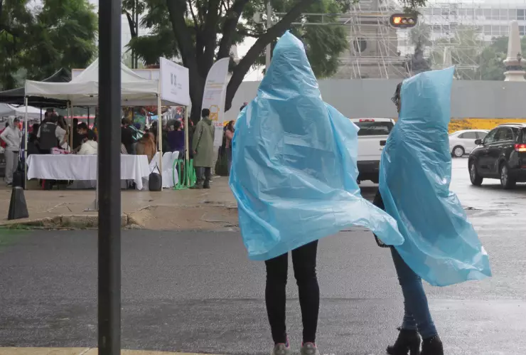 Persistirán lluvias y ambiente frío en la capital