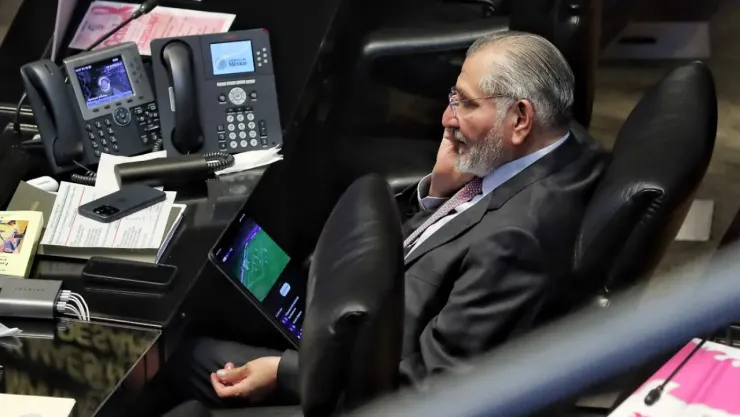 VIDEO: Captan a Adán Augusto viendo partido de futbol durante comparecencia de Hacienda