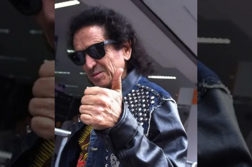 Alex Lora con lentes.jpg