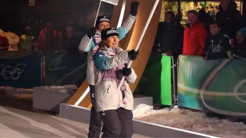 Sarah Schlaper desfila en la inauguración de Milano Cortina 2026