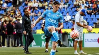 El defensor Israel Reyes calienta con el equipo