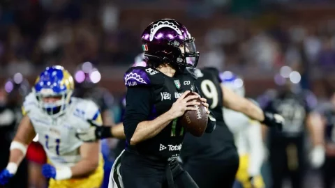 Alejandro Esquer, mariscal de campo de los Dinos de Saltillo.