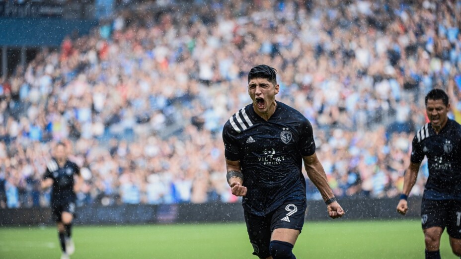 Alan Pulido celebra con Sporting Kansas City
