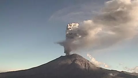 Volcán Popocatépetl registró una explosión a las 6:19 horas de este domingo, expulsando material incandescente.