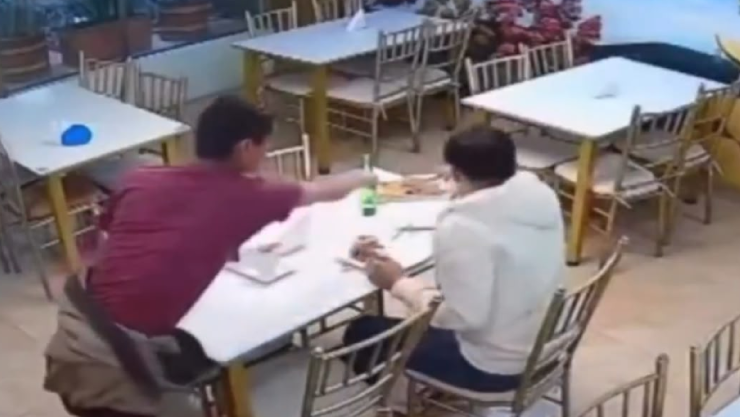 Vagabundo golpea a joven en restaurante