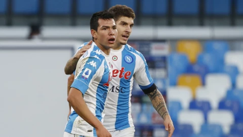 Chucky Lozano festeja su gol con el Napoli