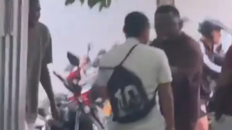 Alumnos y docentes de secundaria presencian agresión de padres en Tolima; video se difunde en redes