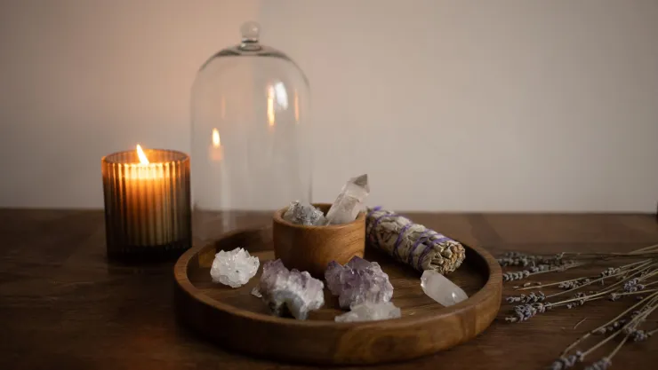¿Cómo abrir caminos con velas y cuarzos en casa, según la IA?