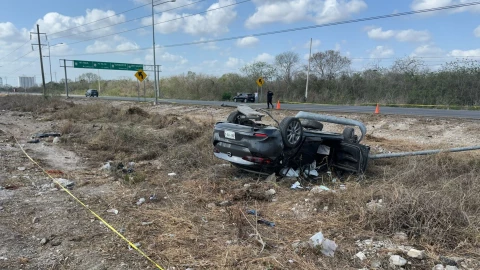 Auto termina VOLCADO tras protagonizar FUERTE ACCIDENTE en la Mérida - Progreso; hay un LESIONADO
