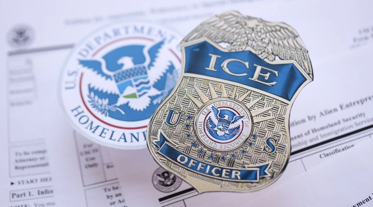 Placa del ICE de Estados Unidos