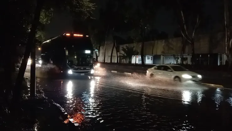 CDMX: Inundación de 100 metros en Insurgentes sorprende a autos de madrugada