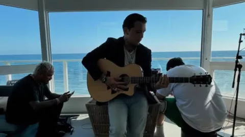 /famosos/por-que-auguran-muerte-christian-nodal