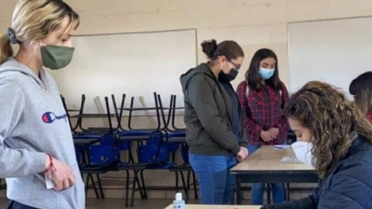 jóvenes-escribiendo-resultados.jpg