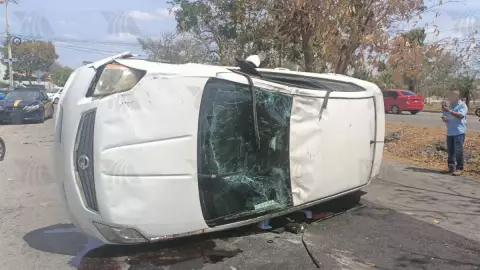 VIDEO_ Conductor choca contra auto estacionado y vuelca en calles de Tixcacal