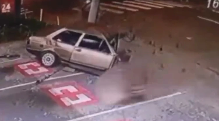 Impactante accidente en Brasil: un auto se parte en dos en Sao Pablo, pero sus dos ocupantes salen sin heridas graves.