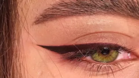 El delineado recto permite alargar la mirada de forma sutil