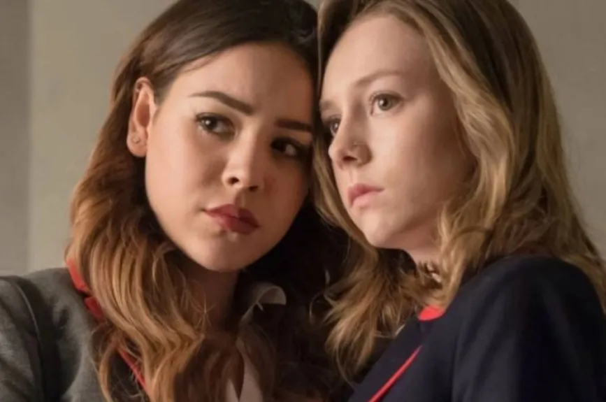 Danna y Esther en Elite.jpg