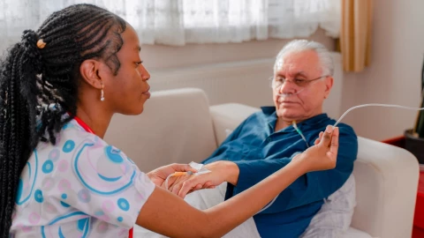 El programa Salud Casa por Casa quiere traer una atención personalizada a los adultos mayores