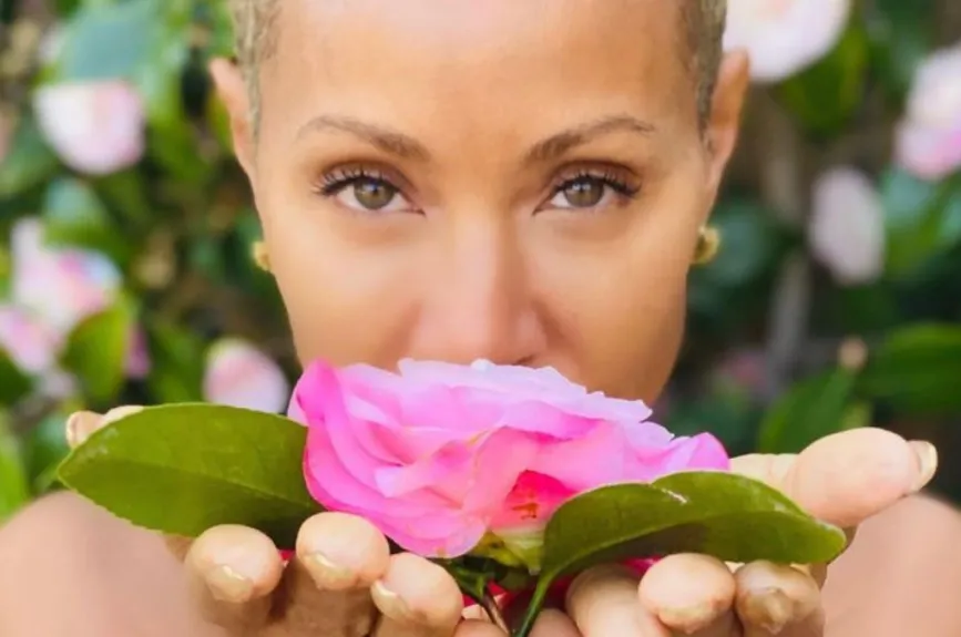 Jada y una flor.jpg