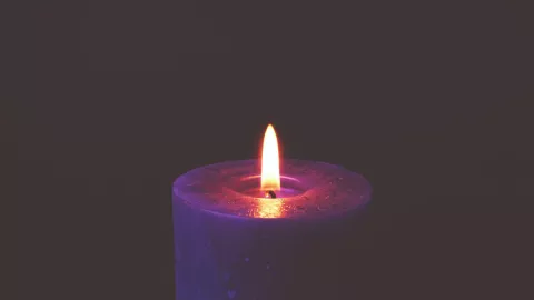 El poderoso significado de encender una vela morada