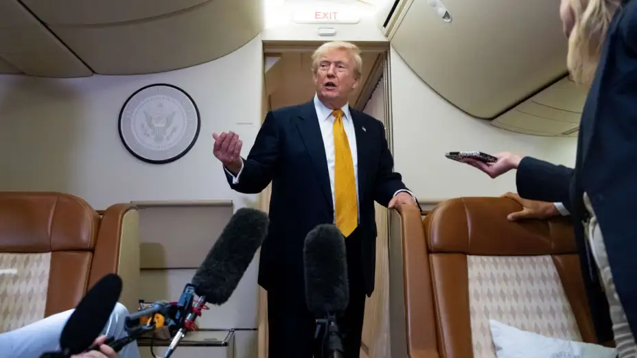 Donald Trump habla con reporteros a bordo del Air Force One.