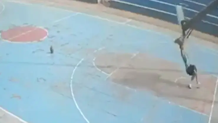 VIDEO: Joven promesa del baloncesto muere aplastado por el tablero