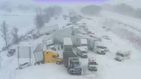 Carambola masiva involucra a más de 100 vehículos.