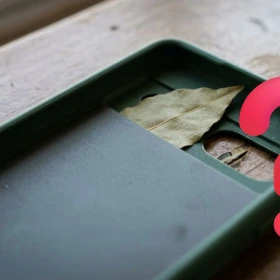El significado oculto de llevar una hoja de laurel en la funda del celular