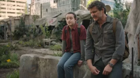  A pesar de las diferencias en la representación y algunos cambios narrativos, tanto la serie como el videojuego mantienen la esencia del personaje de Ellie, destacando su resiliencia y su ingenio.