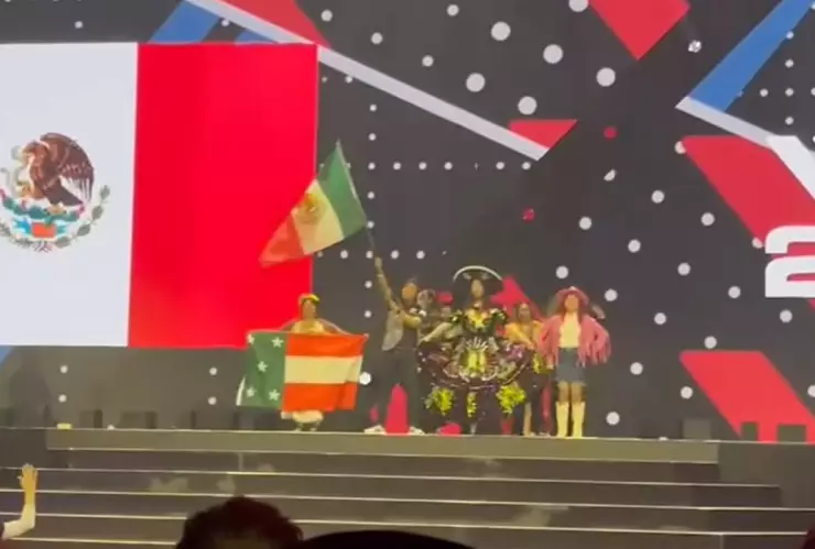 ¡Chetumal en lo alto! Estudiante luce “vestido chiclero” en el Campeonato Mundial de Robótica VEX 2024; se roba las miradas