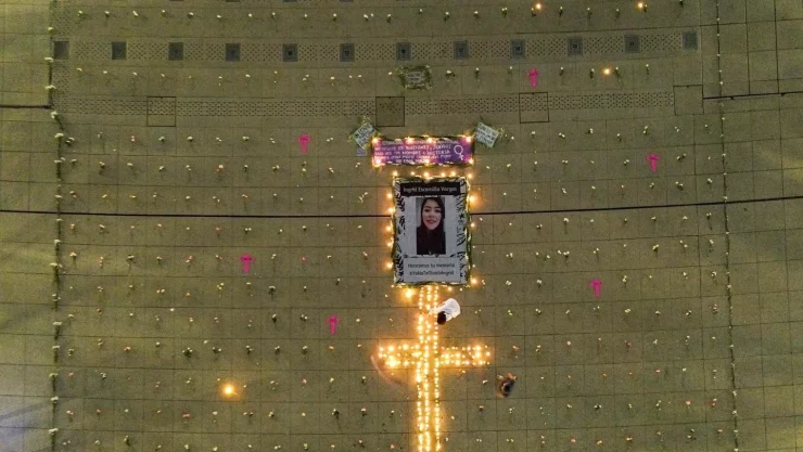 Recuerdan a Ingrid Escamilla con ofrenda al pie del Monumento a la Revolución a un año de su feminicidio