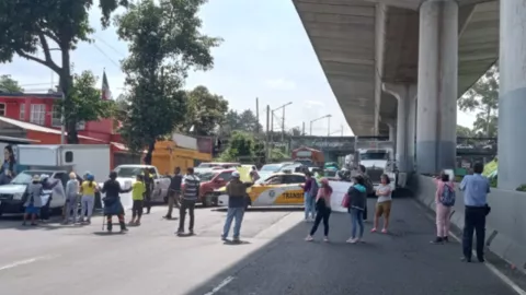 familiares y amigos bloquean Insurgentes Sur