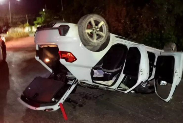 Volcadura de coche en Av. Rancho Viejo en la madrugada de hoy en Cancún; conductor huyó del lugar.jpg