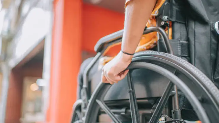 Persona en silla de ruedas