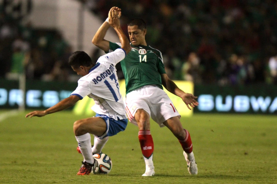 El primer gol lo anotó Javier “El Chicharito” Hernández al minuto 21 del primer tiempo, con un tiro de derecha