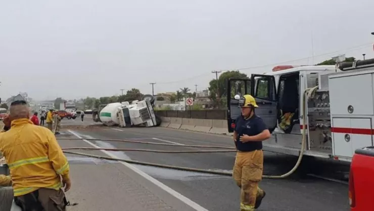 Accidente de revolvedora en la carretera de cuota de Rosarito a Ensenada.