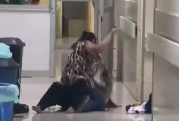 Mujeres se agarran a golpes en clinica IMSS en Motul; peleaban por la herencia