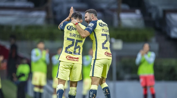 Chava Reyes y Miguel Layun