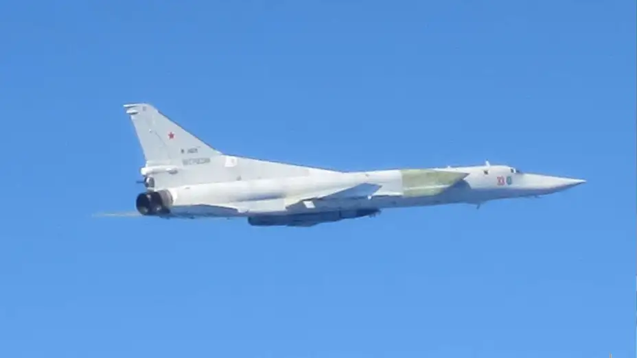 Bombardero estratégico supersónico ruso Tu-22M3 sobre el mar Báltico.