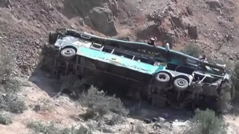 FOTO Así quedó el autobús de pasajeros tras el accidente que dejó 37 muertos en Arequipa, Perú