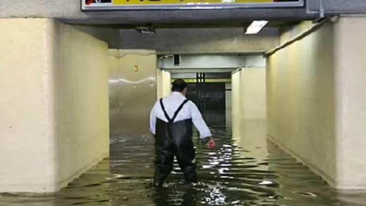 VIDEO: Lluvias inundan el acceso a estación La Raza del Metro CDMX