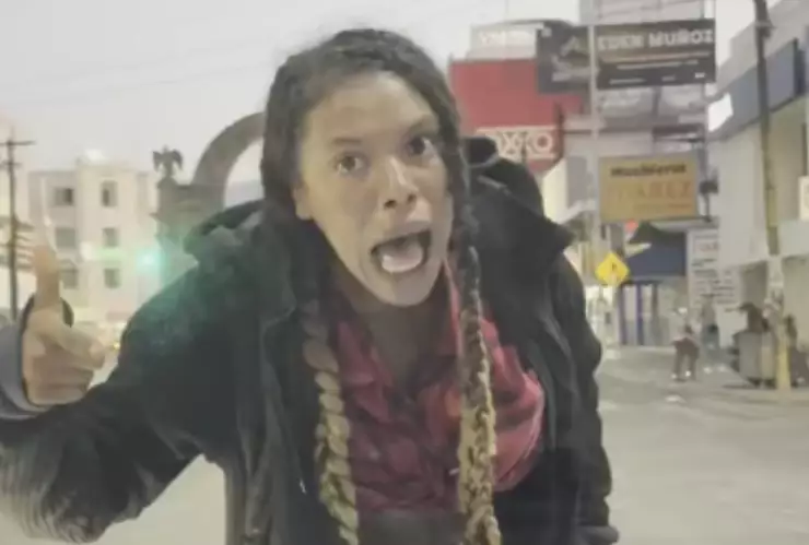 Mujer golpea un auto para exigir dinero en Monterrey.