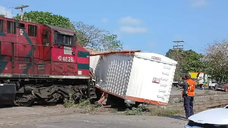¡PRECAUCIÓN! Tren se lleva tráiler en tramo carretero de Veracruz