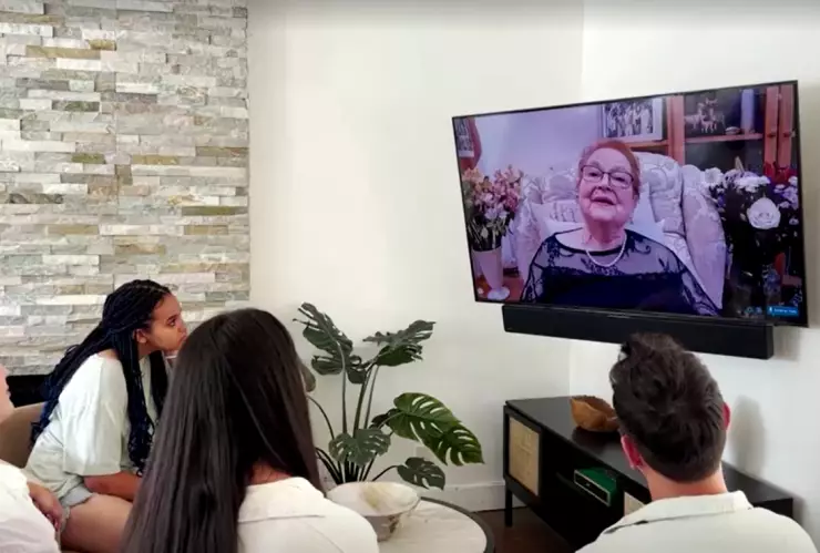 Mujer va a su funeral.