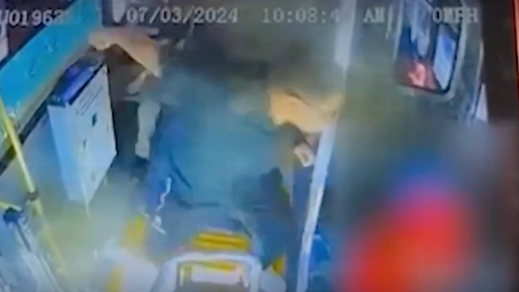 VIDEO: Usuario le propina brutal golpiza a conductor del transporte público en Jalisco