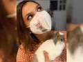 Tiene un compañero de vida muy especial y no se trata de un perro ni de un gato, sino de un conejo, su amigo incondicional.