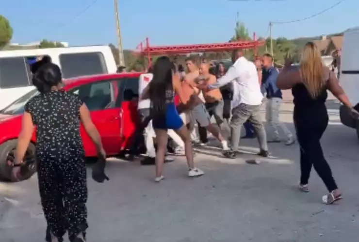 Una pelea entre familiares en Ribeira termina en tragedia: un muerto y más de 10 heridos