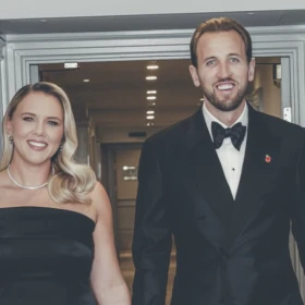 Ella es la esposa de Harry Kane, futbolista inglés y ganador del Balón de Oro 2026