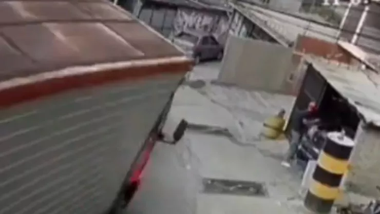Camión pierde el control y atropella a joven en plena vía pública