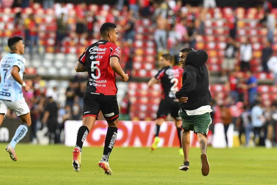 Pelea Gallos Blancos Atlas jornada 9 Liga MX